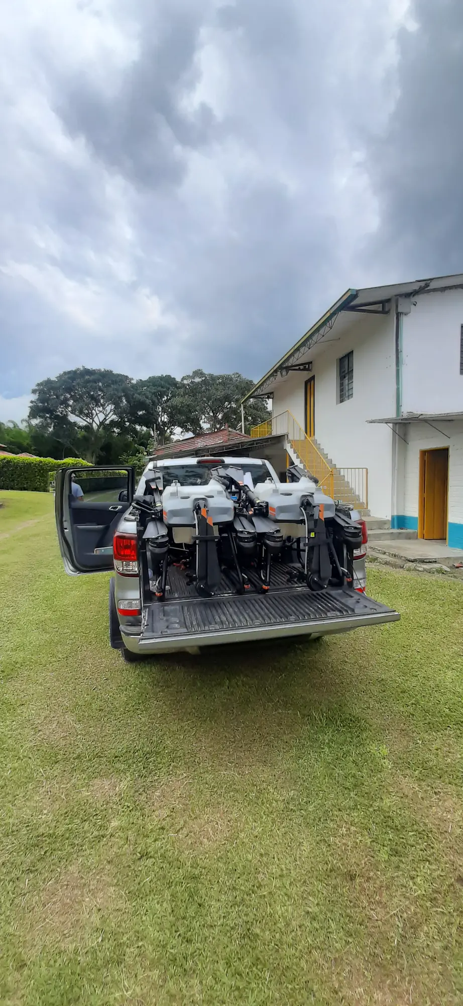 Equipos cargados en la camioneta al cierre de la jornada