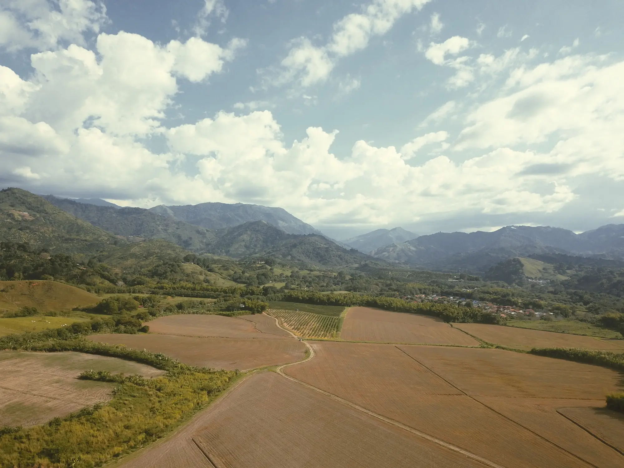 Vista aérea de un valle con predios rurales