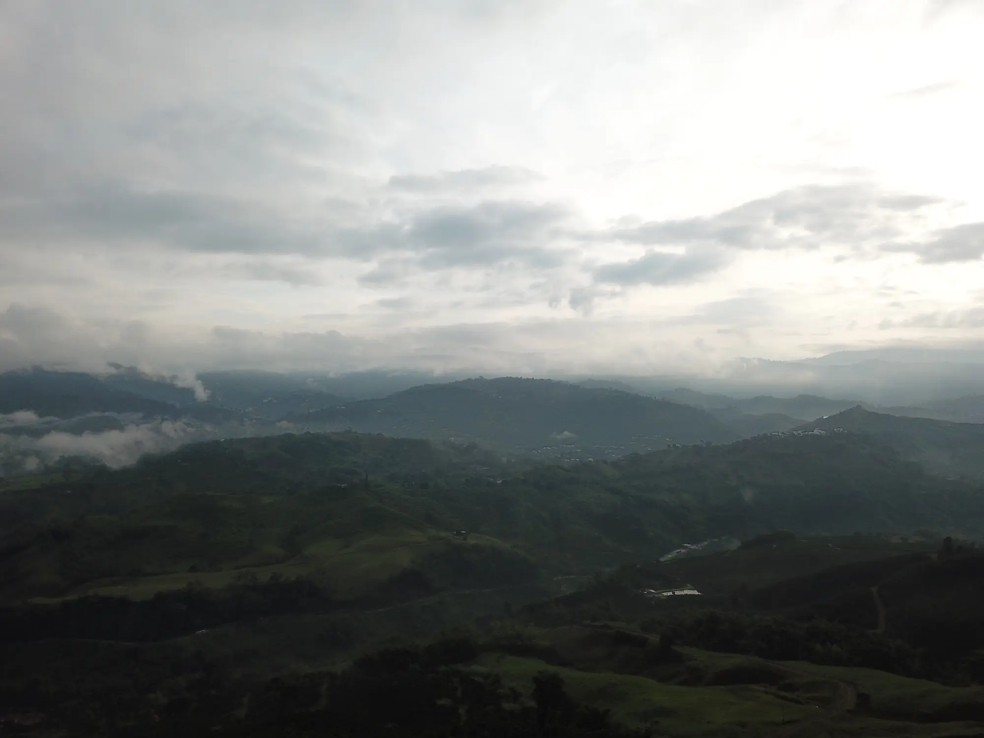 Montañas cubiertas de nubes en una zona de ladera