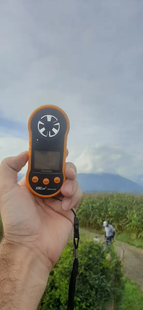 Piloto midiendo el viento antes de volar